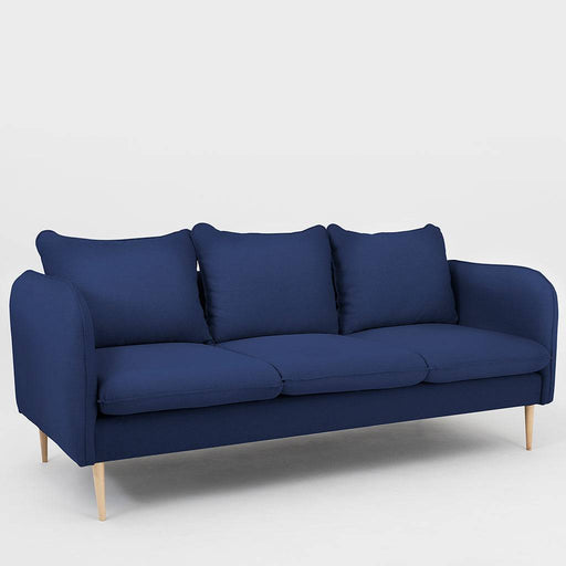Divano blu con rivestimento in tessuto, 3 posti, accompagnato da pouf coordinato, in ambiente moderno con pareti bianche