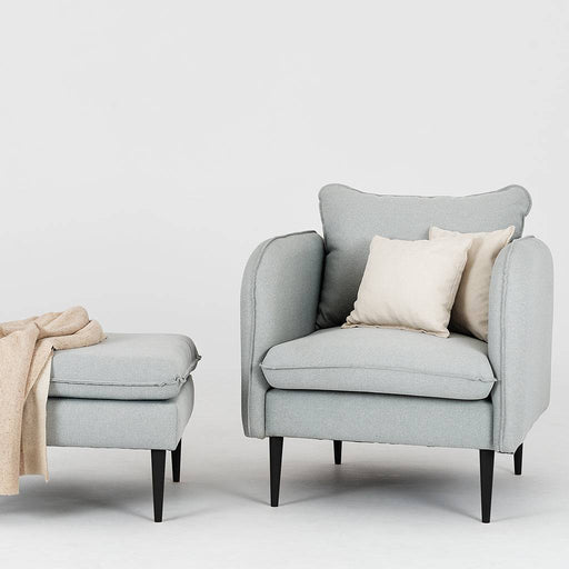 Poltrona in tessuto grigio chiaro con cuscino coordinato, gambe nere sottili, stile contemporaneo, perfetta per zona relax in casa - SKU: AC070POSH-ET9002