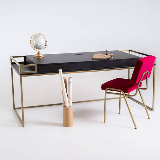 Dettaglio della scrivania K16 Nero Oro con finitura in oro e piano nero, accompagnata da sedia rossa in velluto, stile elegante e moderno