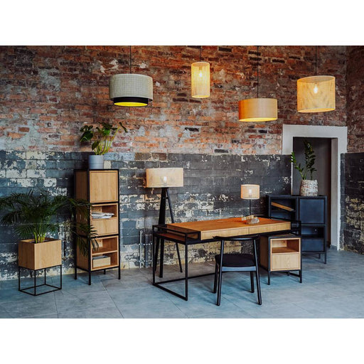 Ambientazione con mobili in stile industriale, scrivania e scaffali in legno e metallo nero, illuminazione calda e atmosfera accogliente