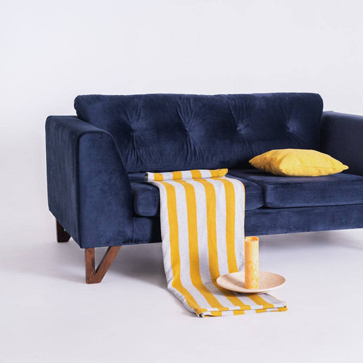 Divano 2 posti in velluto blu navy con braccioli larghi e sedute imbottite, decorato con cuscino giallo, stile moderno e confortevole, SKU: SF036WILL2-RV8130