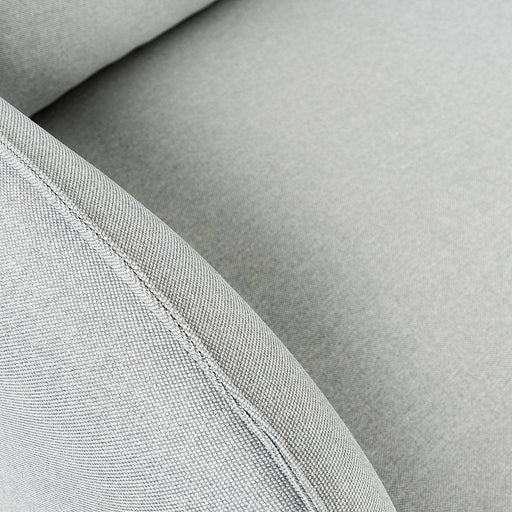 Dettaglio tessuto del divano in tessuto grigio, con cuciture precise e finiture di alta qualità, perfetto per ambienti eleganti