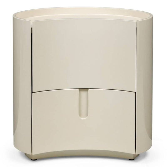 Comodino moderno bianco crema con forme arrotondate, cassetti con maniglie integrate, in materiale laccato, ideale per camere da letto eleganti.