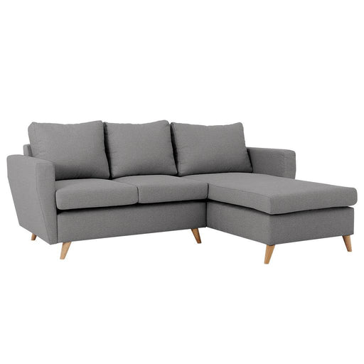 Divano angolare LOVER in tessuto grigio chiaro con seduta spaziosa, cuscini morbidi e gambe in legno naturale, ideale per soggiorno moderno.