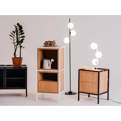 Scaffale in legno chiaro con struttura in metallo bianco, mobile con cassetti e ripiani, perfetto per arredi eleganti e funzionali