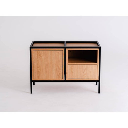 Credenza in legno naturale con struttura in metallo nero, vista frontale, in ambientazione con parete bianca e luci da interno