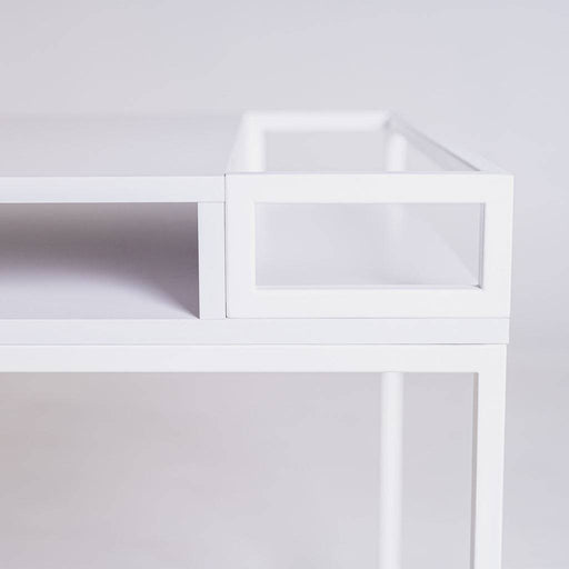 Dettaglio della scrivania bianca con angoli aperti e superficie liscia, perfetta per workspace eleganti e funzionali