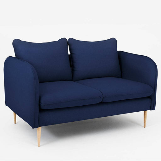 Divano in tessuto inchiostro naturale con cuscini coordinati, design compatto, gambe in legno chiaro, perfetto per ambienti moderni e raffinati