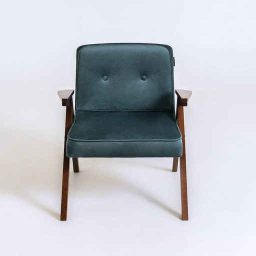 Poltrona VINC Mirtillo in velluto blu con struttura in legno, vista frontale, perfetta per soggiorno o studio dal design contemporaneo.