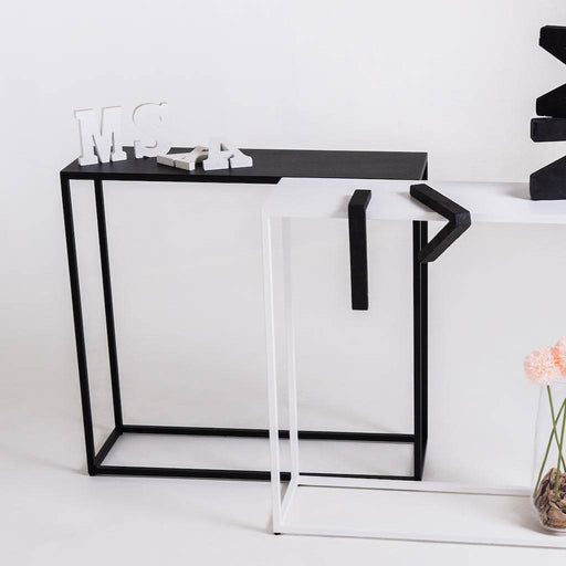 Dettaglio della consolle Julita Metal con superficie nera, struttura in metallo nero, design minimalista, perfetta per ambienti moderni