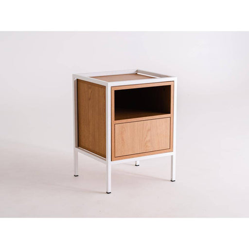 Comodino in legno naturale con struttura in metallo bianco, perfetto per ambienti moderni e funzionali, SKU: TD010SKAP1R1-D-9003