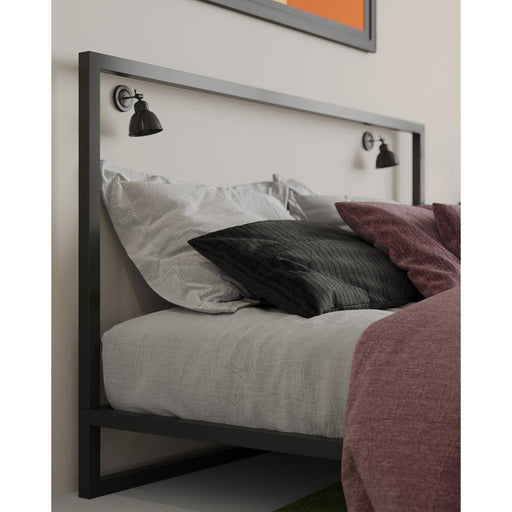 Luci da parete industriali FREJA in stile moderno, installate sopra il letto con struttura in metallo nero, perfette per camere eleganti.
