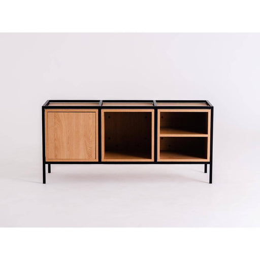 Credenza con struttura in metallo nero e ante in legno naturale, design minimalista e versatile, perfetta per arredi di interni contemporanei - SKU: TD010SKAP3R1-MIX-9005