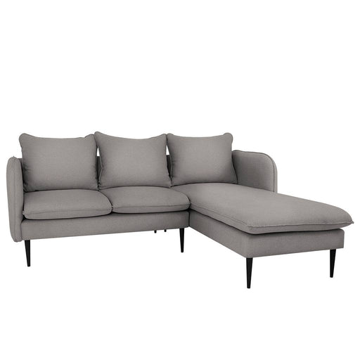 Divano angolare Posh in tessuto grigio chiaro con struttura in acciaio nero, cuscini imbottiti e design elegante, ideale per soggiorno moderno.