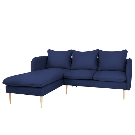 Divano angolare in tessuto blu con cuscini coordinati, design contemporaneo, piedi in legno chiaro, perfetto per ambienti raffinati