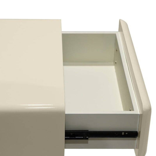 Dettaglio del cassetto del comodino LUSH con apertura scorrevole, interno spazioso in finitura bianca, stile minimalista e funzionale