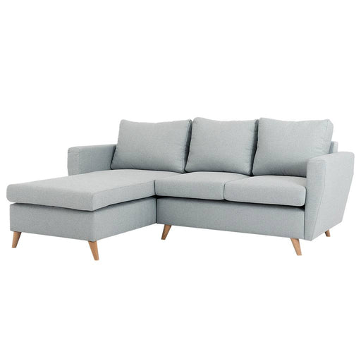 Divano angolare LOVER L in tessuto grigio platino con cuscini imbottiti e gambe in legno chiaro, ideale per soggiorno moderno e confortevole