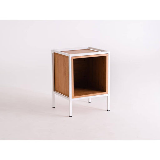 Comodino bianco con pannelli in legno naturale, struttura in metallo bianco, stile minimalista e versatile per arredo moderno.