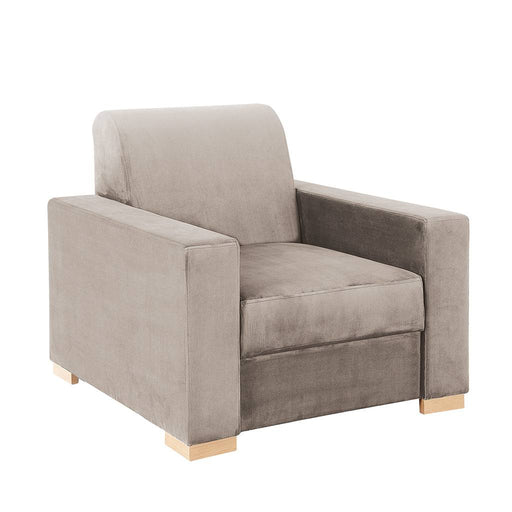 Poltrona stabile beige in tessuto morbido con braccioli larghi e schienale alto, dettagli in legno chiaro, ideale per soggiorno elegante