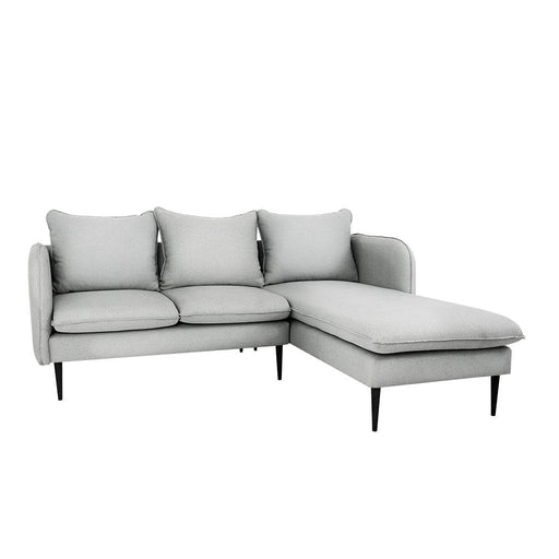 Divano angolare POSH in tessuto nero con cuscini grigi, design moderno e comfort, gambe in legno nero, ideale per salotto elegante.