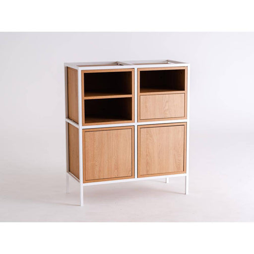 Credenza in legno chiaro con cornice bianca, 2 ripiani aperti e 2 ante, perfetta per arredi moderni e funzionali