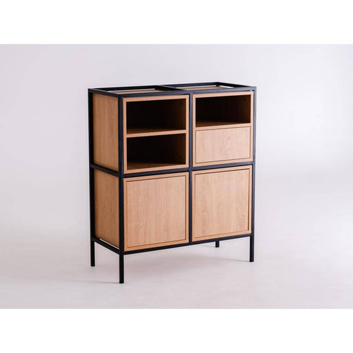 Credenza in legno naturale con struttura in metallo nero, 2 ripiani aperti e 2 ante, in ambiente con parete bianca, SKU: TD010SKAP2R2-MIX-9005