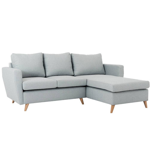 Divano angolare LOVER in tessuto grigio platino con cuscini coordinati, struttura in legno e piedi inclinati in stile scandinavo, ideale per soggiorno moderno.