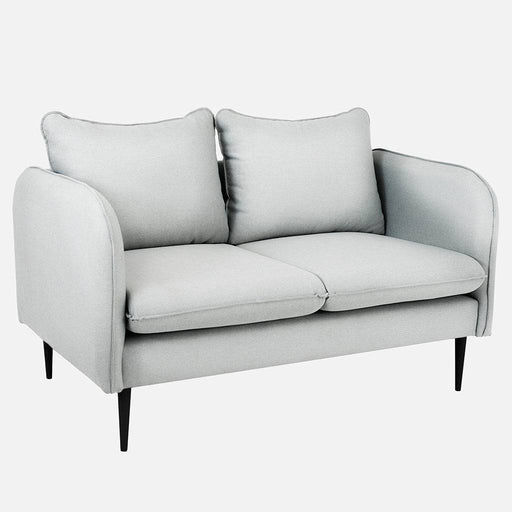 Divano due posti in tessuto color grigio chiaro con braccioli arrotondati, schienale imbottito e gambe nere sottili, stile moderno.