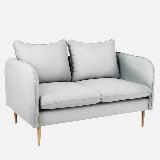 Divano due posti in tessuto color grigio chiaro, con braccioli arrotondati e gambe in legno naturale, ideale per soggiorno moderno