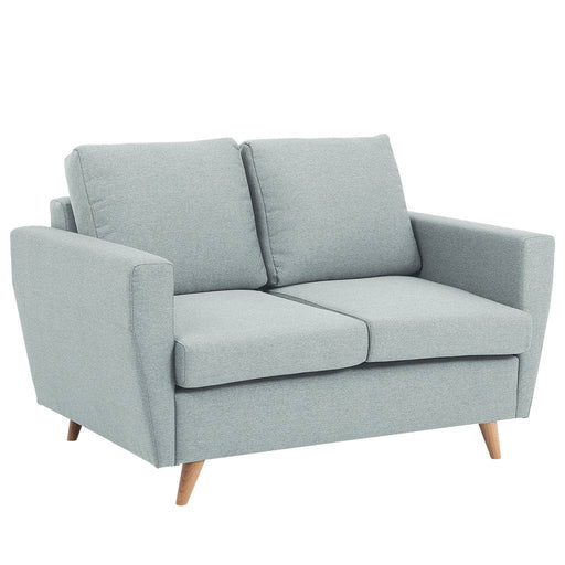 Divano 2 posti in tessuto color platino, struttura compatta con schienale e braccioli morbidi, gambe in legno chiaro, ideale per soggiorno moderno.