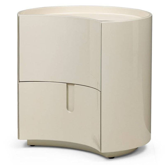 Vista frontale del comodino bianco crema con cassetti, design arrotondato e finitura lucida, perfetto per arredi contemporanei.