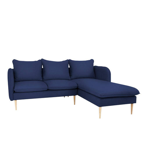 Divano ad angolo POSH P WOOD in tessuto blu navy con gambe in legno naturale, ampio e confortevole, ideale per soggiorno moderno.
