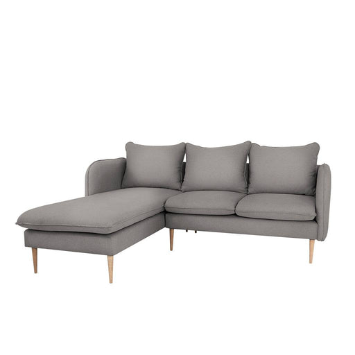 Divano angolare Posh in tessuto grigio chiaro con struttura in legno e acciaio, ideale per soggiorno moderno e confortevole.