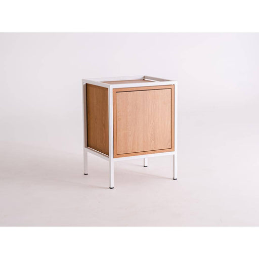 Mobiletto bianco con pannello in legno naturale, struttura in metallo bianco, design moderno e funzionale, ideale per arredamento versatile.