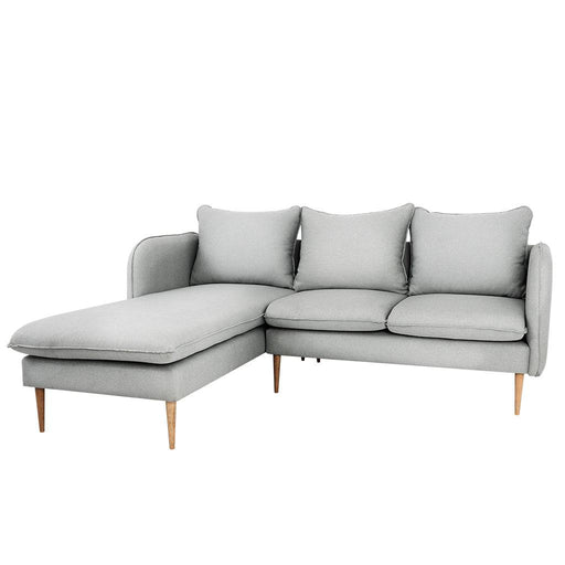 Divano angolare posh legno platino in tessuto grigio chiaro con cuscini imbottiti e gambe in legno, ideale per soggiorno elegante