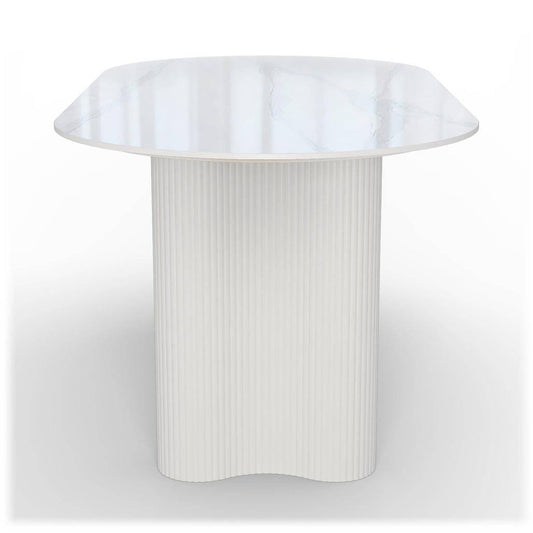 Vista frontale del tavolo da pranzo ovale effetto marmo bianco con base in MDF bianco, design moderno e resistente a graffi, altezza 75 cm