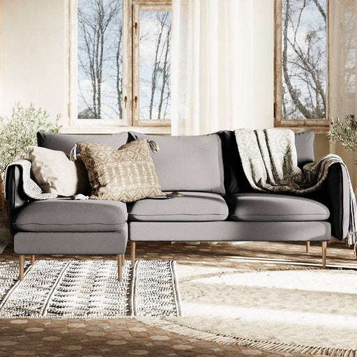 Soggiorno con divano grigio con cuscini decorativi, stile elegante e accogliente, perfetto per relax e convivialità.