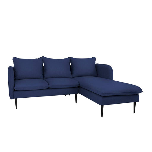 Divano angolare moderno in tessuto inchiostro blu con cuscini coordinati, gambe nere sottili, ideale per soggiorno elegante e confortevole
