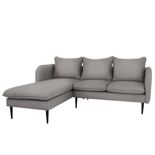 Divano angolare moderno in tessuto grigio chiaro con struttura leggera e cuscini morbidi, ideale per soggiorno elegante e confortevole.