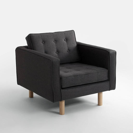 Poltrona in tessuto nero con struttura in legno naturale, stile minimalista e confortevole, perfetta per ambienti contemporanei