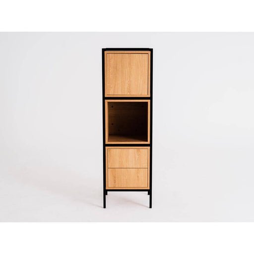 Mobile in legno con struttura in metallo nero, tre scomparti aperti e chiusi, design minimalista per arredi eleganti e funzionali