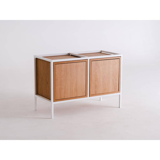 Credenza bianca con ante in legno chiaro, struttura in metallo bianco, ambientazione con arredi moderni e luminosi - SKU: TD010SKAP2R1-2O-9003