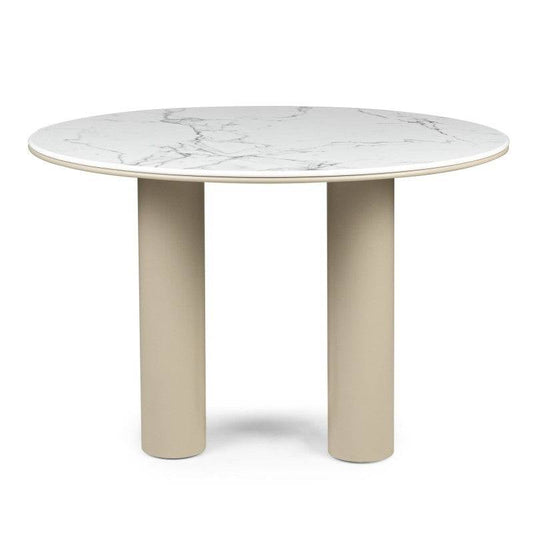 Tavolo da pranzo rotondo beige scuro con piano in effetto marmo bianco, struttura robusta in tonalità beige, diametro 120 cm, stile moderno.