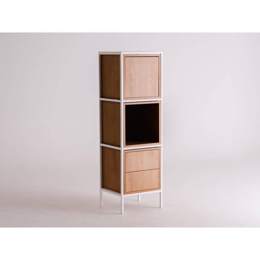 Libreria bianca con ante in legno di quercia chiara e spazio aperto centrale, design minimalista e versatile per interni eleganti