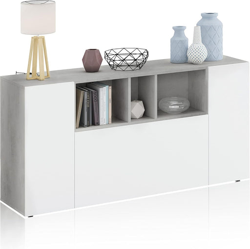 Credenza moderna Royla in stile nordico con finitura bianca e cemento, ante chiuse e ripiani aperti, ideale per soggiorno, 150 cm.