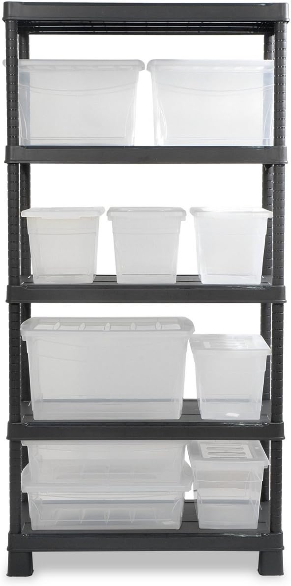 Scaffale in resina con 5 ripiani rinforzati, utilizzato per contenitori trasparenti, perfetto per organizzare oggetti in casa o ufficio.