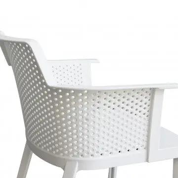 Vista ravvicinata del retro della poltrona Cathy bianca. Design traforato e curvatura ergonomica per comfort e stile.