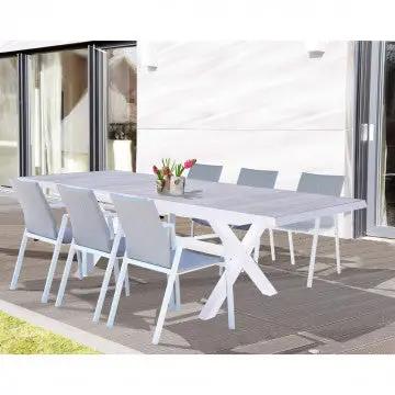 Tavolo Djerba bianco con piano in ceramica effetto legno chiaro, arredato con sedie per un ambiente esterno elegante e luminoso.