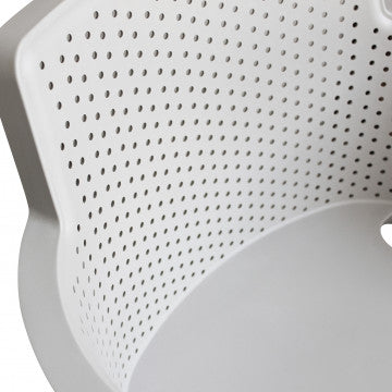 Dettaglio dello schienale traforato della poltrona Cathy grigio chiaro. Superficie ergonomica e resistente.