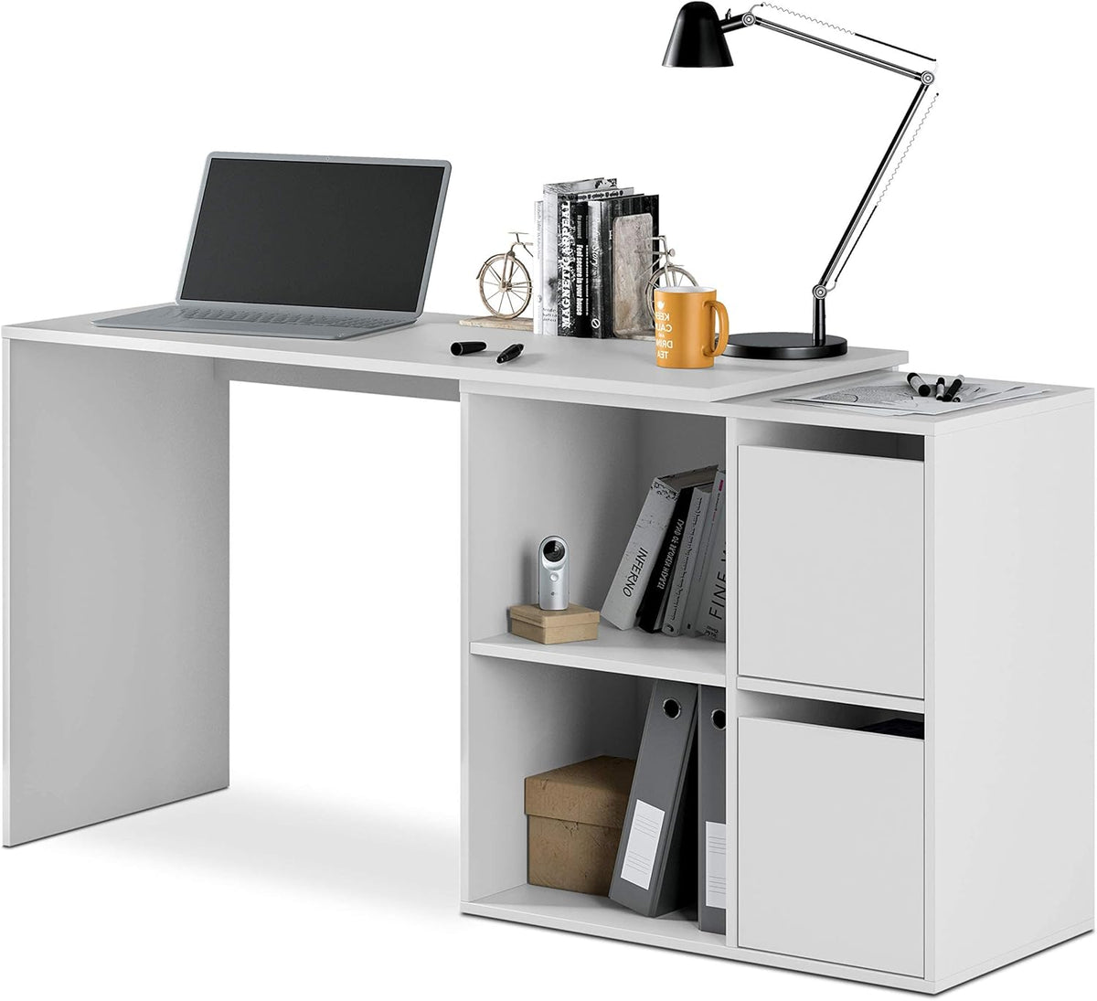 Scrivania bianca reversibile con laptop, lampada e accessori da ufficio. Design compatto con vani portaoggetti per organizzazione ottimale.